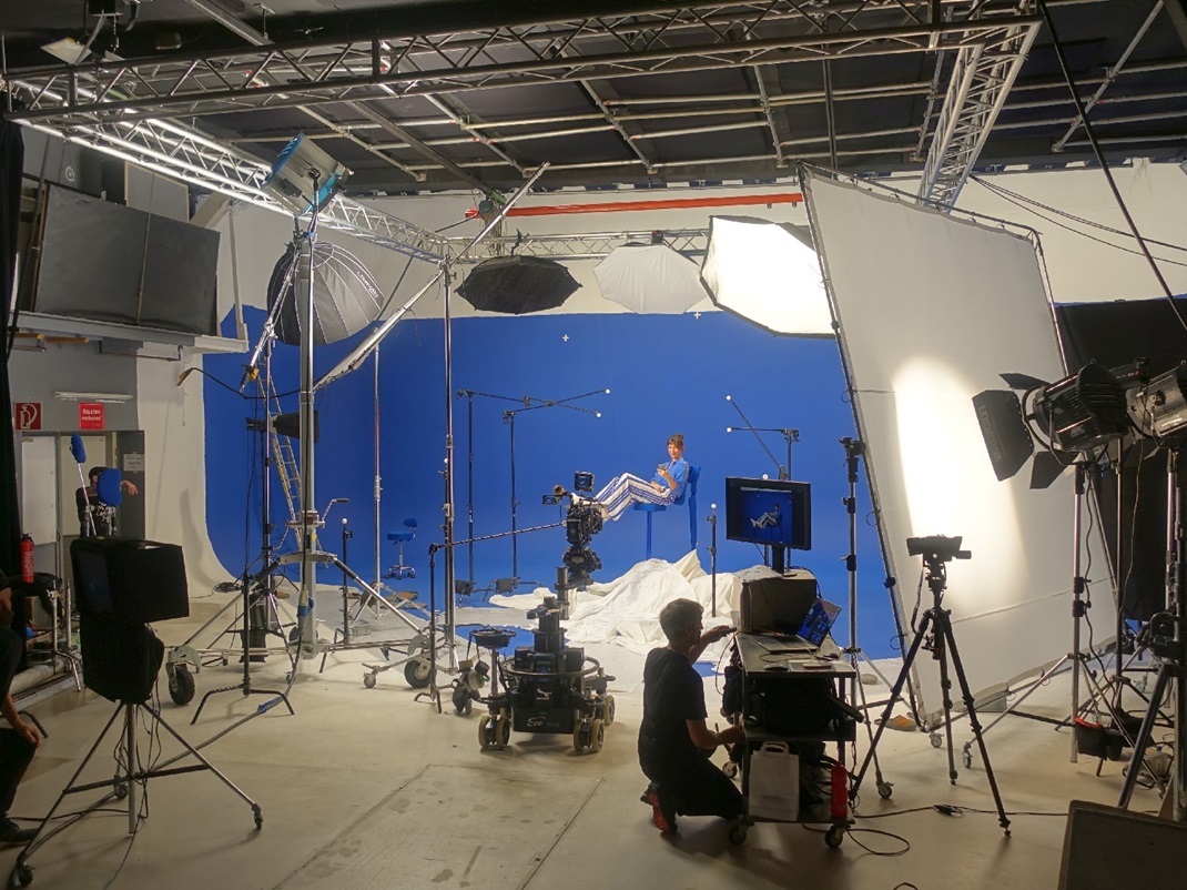 Filmshooting Werbefilm Commercial Filmproduktion Frankly Mietstudio blau backdrop