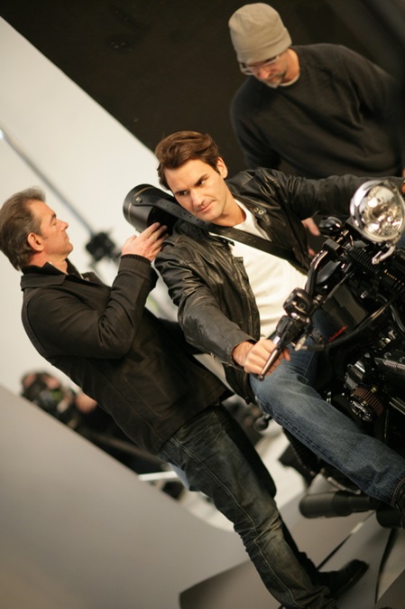 Roger Federer auf einer Harley Davidson für Credit Suisse