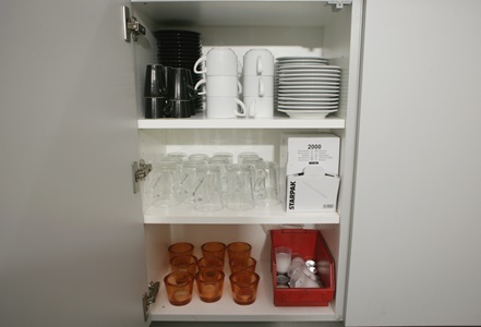 Mietstudio für Filmüroduktionen und Fotoshootings: Zusatzraum Küche Inventar Tassen