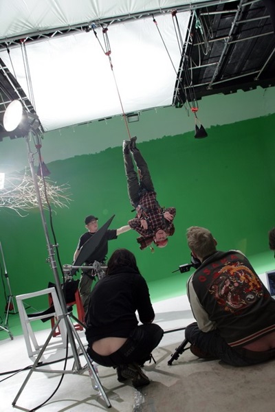 Werbefilm Filmproduktion Mietstudio Stunt behind the scenes green screen